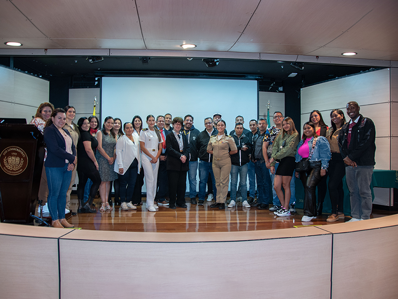 Youngship visitó Los Libertadores ara brindar conferencia sobre el sector marítimo