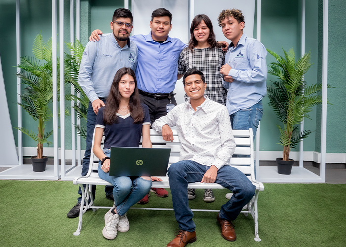 Estudiantes beneficiados del Proyecto Delfín 5