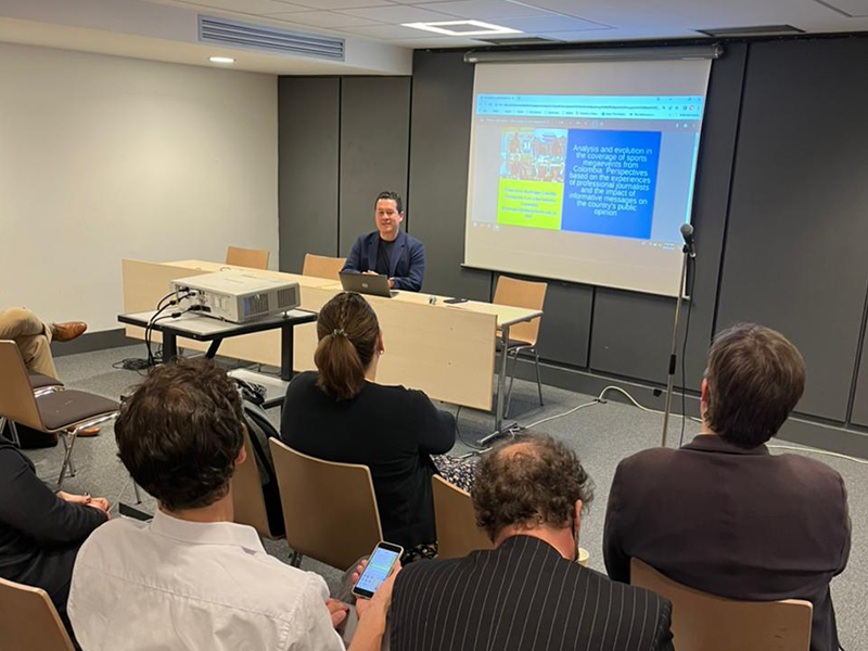 Profesor Francisco presentando su investigación en París