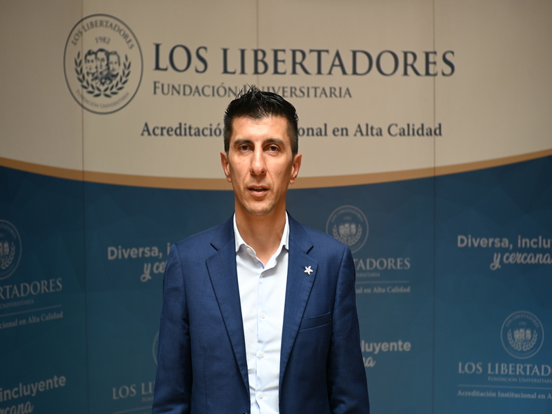 Pedro Vicente Azula, egresado de nuestra institución, visitó emisora Libertadores Online