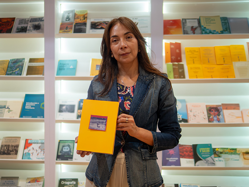 Profesora de Unilibertadores presentó Fotolibro en la Feria del Libro 2025