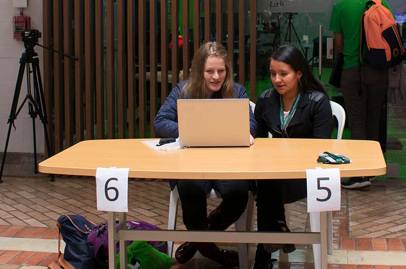 mujer y niña en la ciencia